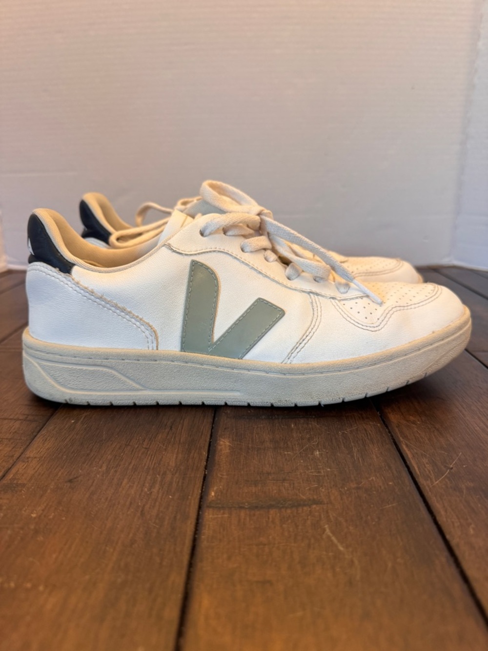 VEJA V-10 Low Top Light Blue White Sneakers Womens Size 8 39